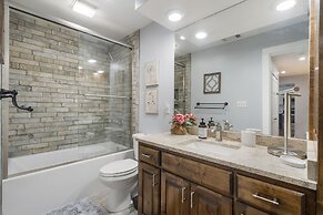 Brookside Getaway - Spacious Sunroom