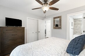 Brookside Getaway - Spacious Sunroom