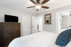 Brookside Getaway - Spacious Sunroom