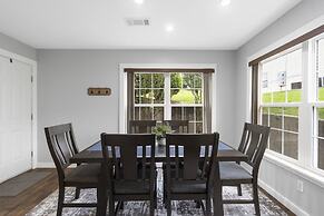 Brookside Getaway - Spacious Sunroom