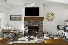 New Lakeview Penthouse - Amenities Galore!