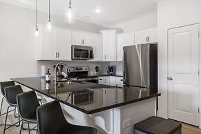 New Lakeview Penthouse - Amenities Galore!