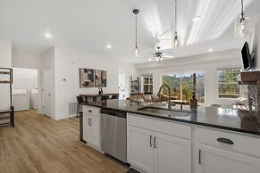 New Lakeview Penthouse - Amenities Galore!