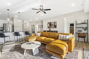 New Lakeview Penthouse - Amenities Galore!