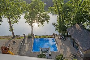 New Lakeview Penthouse - Amenities Galore!