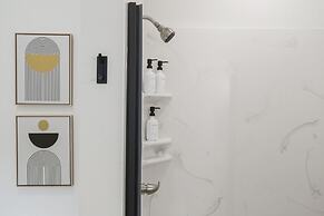 New Lakeview Penthouse - Amenities Galore!