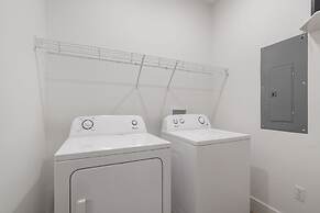 New Lakeview Penthouse - Amenities Galore!