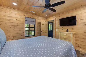 Pet Friendly Cabin Hot Tub, Games & Fishing Pond