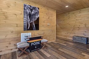 Pet Friendly Cabin Hot Tub, Games & Fishing Pond