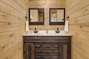 Pet Friendly Cabin Hot Tub, Games & Fishing Pond