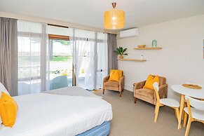 Whispering Sands Motel