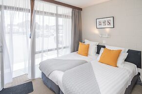 Whispering Sands Motel