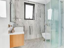 Sanders Olive - Chic 1-bdr Apt With Shared Pool