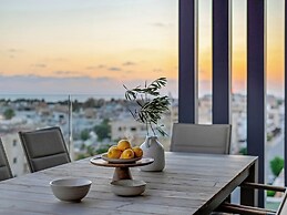 Sanders Olive - Chic 3-bdr Apt With Shared Pool