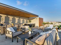 Sanders Olive - Chic 3-bdr Apt With Shared Pool