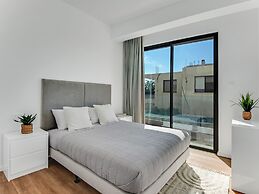 Sanders Olive - Chic 3-bdr Apt With Shared Pool