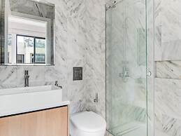 Sanders Olive - Chic 3-bdr Apt With Shared Pool