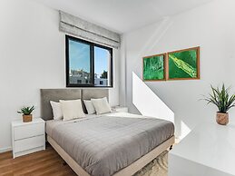 Sanders Olive - Chic 3-bdr Apt With Shared Pool