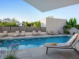 Sanders Olive - Chic 2-bdr Apt With Shared Pool