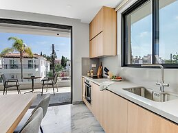 Sanders Olive - Chic 2-bdr Apt With Shared Pool