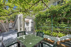 Enolabee Harbour View Apartment