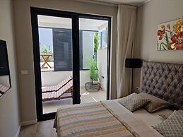 Luxury Modern apt w Garden, 3 min Walk to Beach