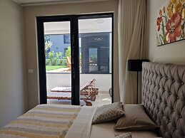 Luxury Modern apt w Garden, 3 min Walk to Beach