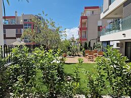 Luxury Modern apt w Garden, 3 min Walk to Beach