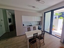 Luxury Modern apt w Garden, 3 min Walk to Beach