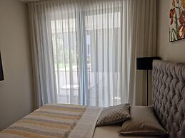 Luxury Modern apt w Garden, 3 min Walk to Beach