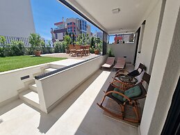 Luxury Modern apt w Garden, 3 min Walk to Beach