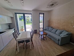 Luxury Modern apt w Garden, 3 min Walk to Beach