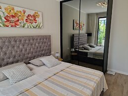 Luxury Modern apt w Garden, 3 min Walk to Beach