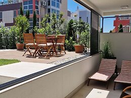 Luxury Modern apt w Garden, 3 min Walk to Beach