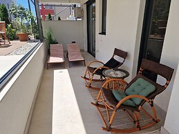 Luxury Modern apt w Garden, 3 min Walk to Beach
