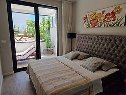 Luxury Modern apt w Garden, 3 min Walk to Beach