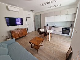 Luxury Modern apt w Garden, 3 min Walk to Beach