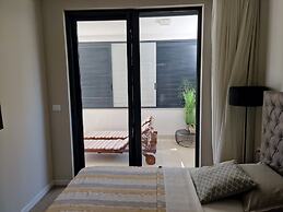 Luxury Modern apt w Garden, 3 min Walk to Beach