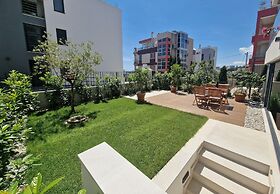 Luxury Modern apt w Garden, 3 min Walk to Beach