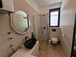 Luxury Modern apt w Garden, 3 min Walk to Beach