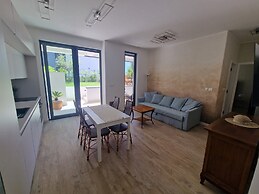 Luxury Modern apt w Garden, 3 min Walk to Beach