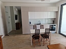 Luxury Modern apt w Garden, 3 min Walk to Beach