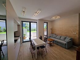 Luxury Modern apt w Garden, 3 min Walk to Beach