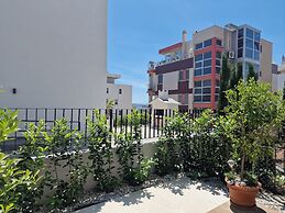 Luxury Modern apt w Garden, 3 min Walk to Beach