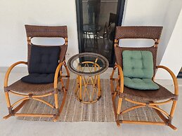 Luxury Modern apt w Garden, 3 min Walk to Beach