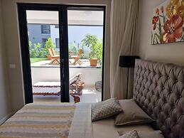 Luxury Modern apt w Garden, 3 min Walk to Beach