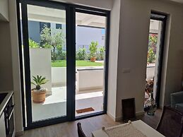 Luxury Modern apt w Garden, 3 min Walk to Beach