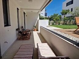 Luxury Modern apt w Garden, 3 min Walk to Beach