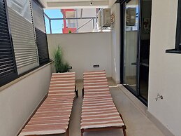 Luxury Modern apt w Garden, 3 min Walk to Beach