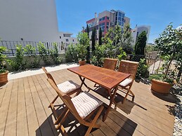 Luxury Modern apt w Garden, 3 min Walk to Beach